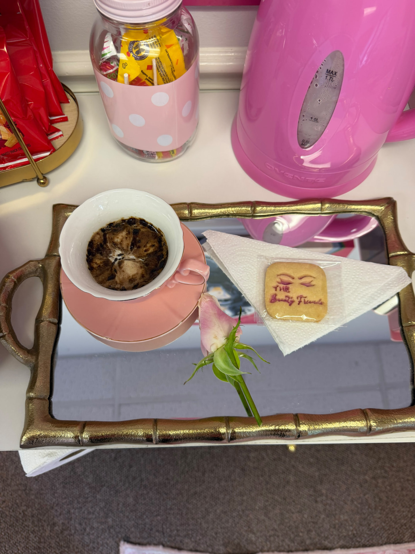 Cappuccino com Nutella e biscoito The Beauty Friends servido na bandeja