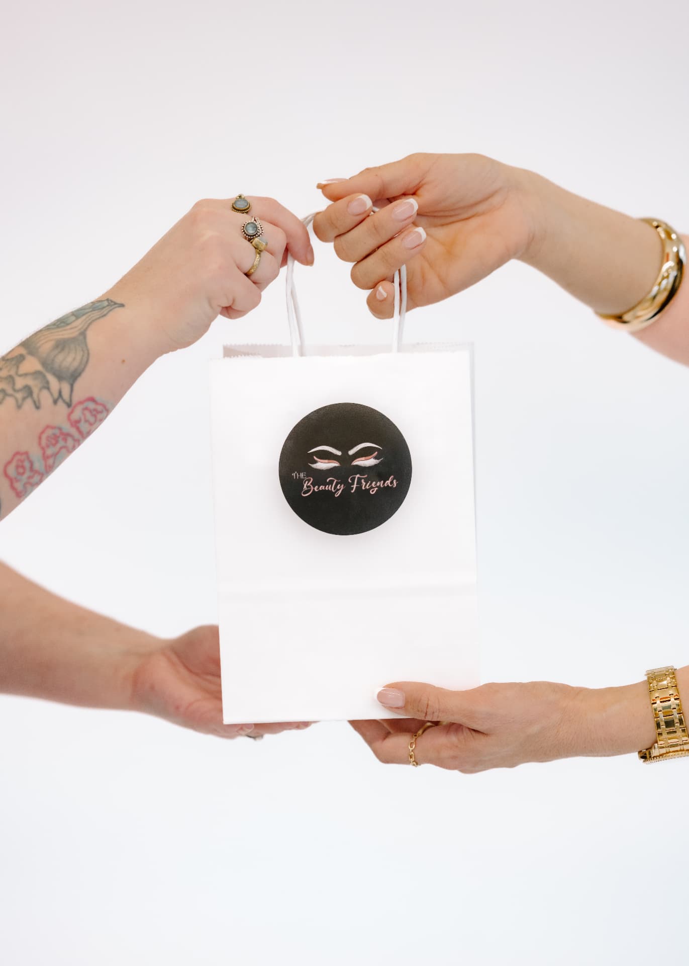 Saco de presente com a logo da The Beauty Friends