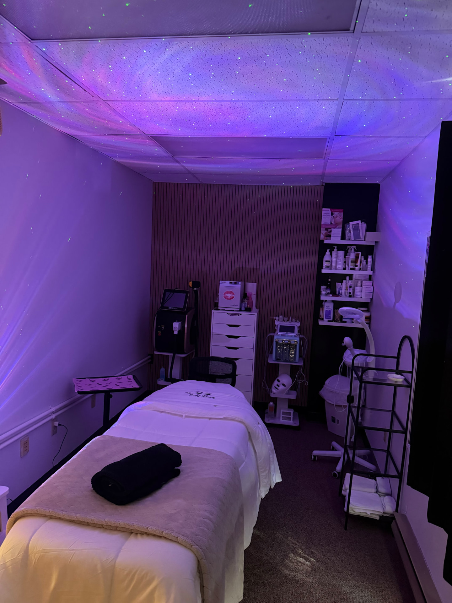 Sala de skincare com luzes estreladas da The Beauty Friends